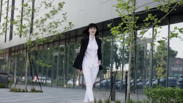 Mujer Negocios Seria Enfocada Poderosa Años Chaqueta Formal Camina Por — Vídeos de Stock