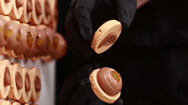 Процес Приготування Макаронних Виробів Французький Десерт Кухарські Руки Чорних Рукавичках — стокове відео