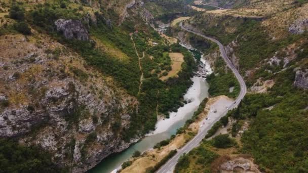 Moraca Nehri Turkuvaz Suyu Karadağ Hareket Halindeki Arabalarıyla Asfalt Yolu — Stok video