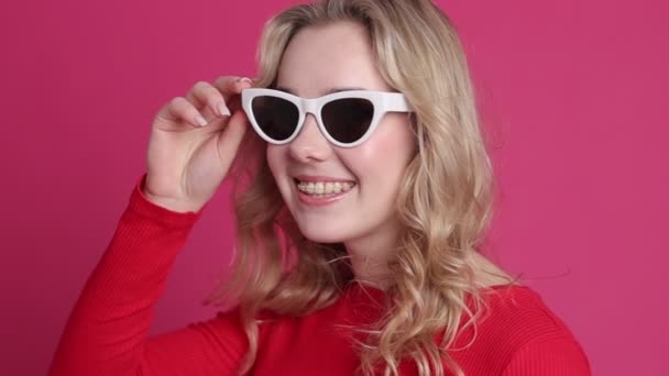 Mulher Loira Caucasiana Jovem Sorridente Com Aparelho Cerâmico Transparente Dentes — Vídeo de Stock