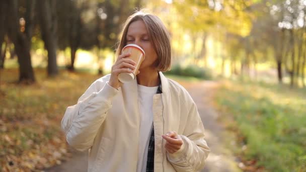 Привлекательная Кавказская Молодая Женщина Гуляет Пьет Горячий Напиток Вынос Кофе — стоковое видео