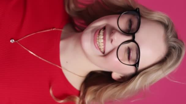 Fröhliche Junge Kaukasische Frau Mit Transparenten Keramikspangen Den Zähnen Isoliert — Stockvideo