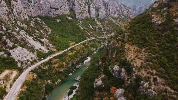 Luchtfoto Drone Uitzicht Pittoreske Rotsachtige Canyon Met Turquoise Water Moraca — Stockvideo
