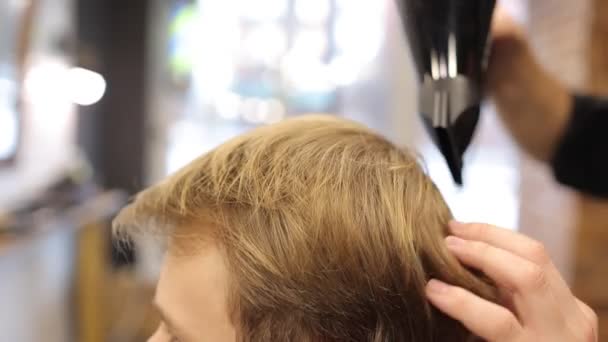 Nahaufnahme Professioneller Friseur Trocknet Seine Blonden Haare Nach Dem Schneiden — Stockvideo