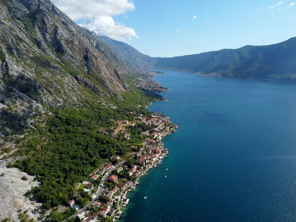 Karadağ 'da Kotor Körfezi, Boka Kotorska ve Kotor kıyı kasabası, Cattaro' nun insansız hava aracı manzarası. Karadağ 'ın ünlü tatil beldesi. Adriyatik fiyordu engebeli dağlarla çevrili.