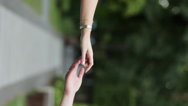 Руки Гетеросексуальної Люблячої Пари Чоловік Жінка Досягають Один Одного Торкаючись — стокове відео