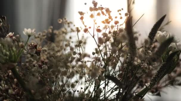 Close Kamera Bewegt Sich Über Stilvolle Rustikale Bouquet Frischer Gipsophila — Stockvideo