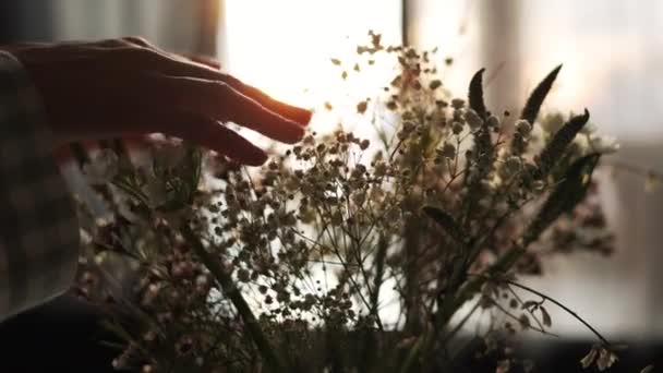 Mulher Está Apreciando Cheiro Belo Buquê Flores Silvestres Vaso Vidro — Vídeo de Stock
