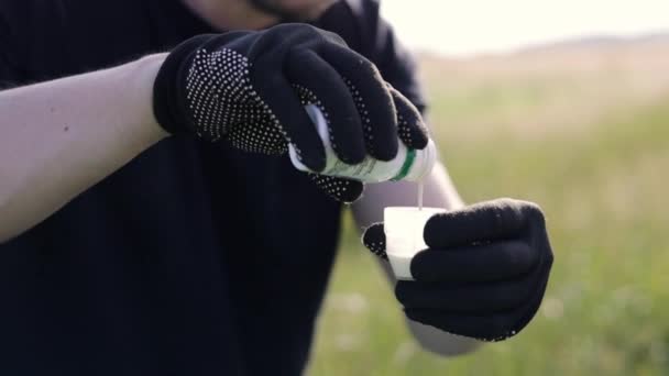 Zugeschnittene Fotohände Von Landwirten Gartenhandschuhen Halten Und Mischen Gift Herbizid — Stockvideo