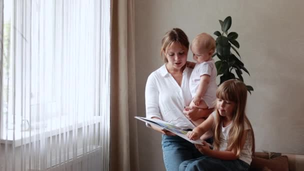 Mama Czytała Książki Dla Córek Kanapie Domu Przedszkolanka Cieszyć Się — Wideo stockowe