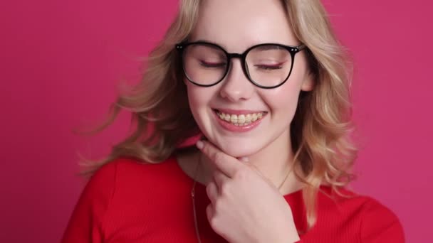Jovem Mulher Caucasiana Alegre Com Aparelho Cerâmico Transparente Dentes Isolados — Vídeo de Stock