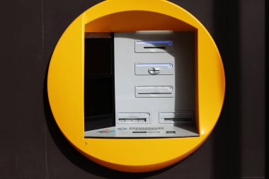 Dışarıdaki ATM makinesinin ön görüntüsü. Modern yuvarlak 24 saat hizmet bankacılığı otomatik veznedarı Avrupa, İspanya 'da. Finans, kredi kartı, nakit çekmeler, bakiye veya hesap bilgileri soruşturmaları