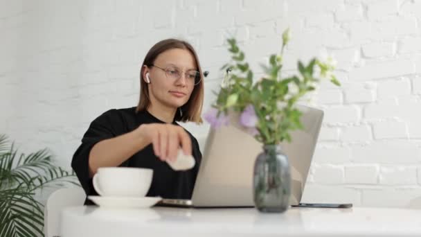 Young Freelancer Businesswoman Finished Uses Wireless Headphones Laptop Coffee Shop — Stock Video