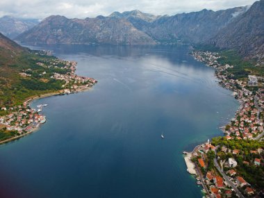Karadağ 'da Kotor Körfezi, Boka Kotorska ve Kotor kıyı kasabası, Cattaro' nun insansız hava aracı manzarası. Karadağ 'ın ünlü tatil beldesi. Adriyatik fiyordu engebeli dağlarla çevrili.