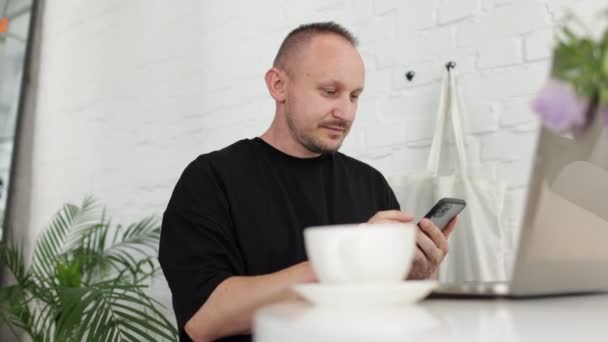 Взрослый Человек Пользуется Сотовым Телефоном Пьет Кофе Столом Кафе Домашнем — стоковое видео