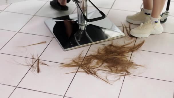 Long Blond Cut Hair Floor Barbershop Hairdresser Chair Legs Hairstylist — Stock Video