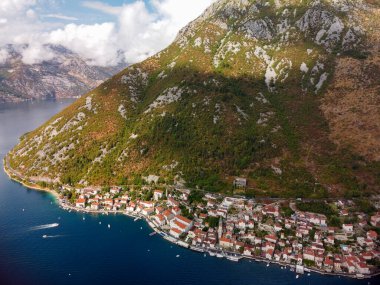 Karadağ 'da Kotor Körfezi, Boka Kotorska ve Kotor kıyı kasabası, Cattaro' nun insansız hava aracı manzarası. Karadağ 'ın ünlü tatil beldesi. Adriyatik fiyordu engebeli dağlarla çevrili.