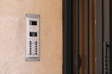 Girişteki dahili telefonu kapat. Altı tane boş isim kartı olan modern kapı zilleri. Metin eklemek için boş isim plakalı açık bir dahili telefon sitesi. Avrupa iç haberleşme sistemi.