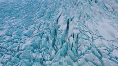 Buz mavisi buzulların üzerinde uçan FPV hava aracı. Buzul Skaftafell 'in, Vatnajokull Ulusal Parkı' nın, Jokursalon Buzul Gölü 'nün üstünde. İzlanda. Grönland 'da karla kaplı buz kayalıkları.