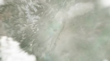 Dünya uzaydan Chengdu, Çin 'e yakınlaşacak. Arkasından bulutlar ve atmosferden uzaya zum geliyor. Uydu görüntüsü. Seyahat girişi