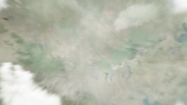 Dünya uzaydan Fuyang, Çin 'e yakınlaşır. Arkasından bulutlar ve atmosferden uzaya zum geliyor. Uydu görüntüsü. Seyahat girişi