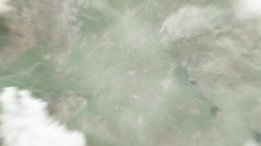 Dünya uzaydan Heze, Çin 'e yakınlaşır. Arkasından bulutlar ve atmosferden uzaya zum geliyor. Uydu görüntüsü. Seyahat girişi