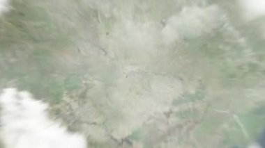 Dünya, Charminar 'daki Hyderabad, Hindistan' a uzaydan yakınlaşır. Arkasından bulutlar ve atmosferden uzaya zum geliyor. Uydu görüntüsü. Seyahat girişi