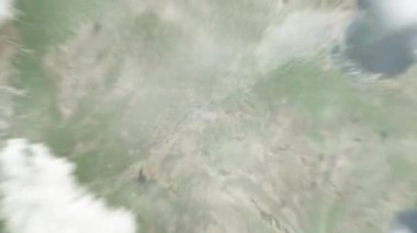 Dünya, Çin 'in belediye yönetiminde uzaydan Jinan' a yakınlaşır. Arkasından bulutlar ve atmosferden uzaya zum geliyor. Uydu görüntüsü. Seyahat girişi