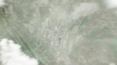 Dünya uzaydan Kunming, Çin 'e yakınlaşır. Arkasından bulutlar ve atmosferden uzaya zum geliyor. Uydu görüntüsü. Seyahat girişi