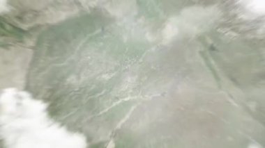 Dünya uzaydan Lahore 'a, Pakistan' dan Ana Pazar Kavşağı 'na yakınlaşacak. Arkasından bulutlar ve atmosferden uzaya zum geliyor. Uydu görüntüsü. Seyahat girişi