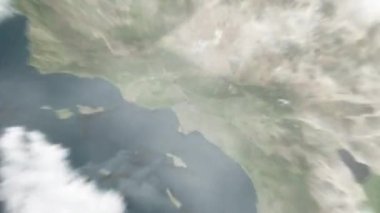 Dünya uzaydan Los Angeles 'a yakınlaşacak, Birleşik Devletler Belediye Binası' nda. Arkasından bulutlar ve atmosferden uzaya zum geliyor. Uydu görüntüsü. Seyahat girişi