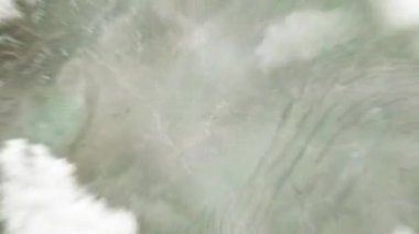 Dünya, uzaydan Nanchong, Çin 'e yakınlaşır. Arkasından bulutlar ve atmosferden uzaya zum geliyor. Uydu görüntüsü. Seyahat girişi
