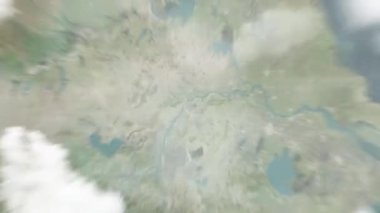 Dünya, uzaydan Nanjing, Çin 'e yakınlaşır. Arkasından bulutlar ve atmosferden uzaya zum geliyor. Uydu görüntüsü. Seyahat girişi