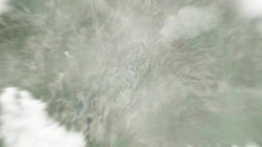 Dünya uzaydan Qujing 'e, Nanchengmen Meydanı' ndaki Çin 'e yakınlaşacak. Arkasından bulutlar ve atmosferden uzaya zum geliyor. Uydu görüntüsü. Seyahat girişi