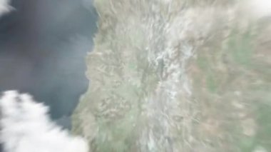 Dünya uzaydan Santiago 'ya, La Moneda Sarayı' ndaki Şili 'ye yakınlaşacak. Arkasından bulutlar ve atmosferden uzaya zum geliyor. Uydu görüntüsü. Seyahat girişi