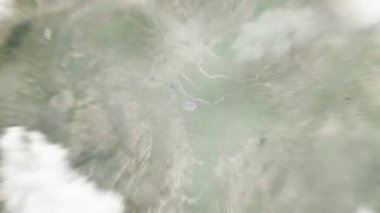 Dünya uzaydan Century Park 'taki Shijiazhuang, Çin' e yakınlaşır. Arkasından bulutlar ve atmosferden uzaya zum geliyor. Uydu görüntüsü. Seyahat girişi