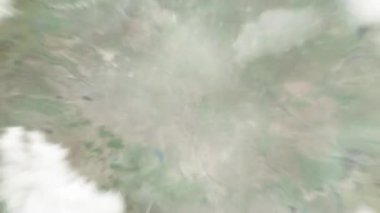Dünya uzaydan Zhoukou, Çin 'e yakınlaşır. Arkasından bulutlar ve atmosferden uzaya zum geliyor. Uydu görüntüsü. Seyahat girişi