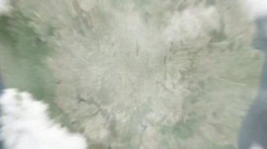 Dünya, Vidhana Soudha 'daki Bangalore, Hindistan' a yakınlaşır. Arkasından bulutlar ve atmosferden uzaya zum geliyor. Uydu görüntüsü. Seyahat girişi