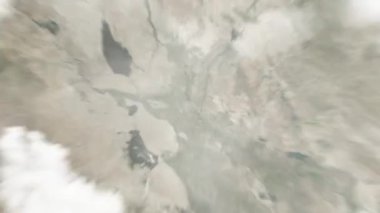 Dünya uzaydan Bağdat 'a, Irak Irak' ı Kurtarma Kültür Anıtı 'nda. Arkasından bulutlar ve atmosferden uzaya zum geliyor. Uydu görüntüsü. Seyahat girişi