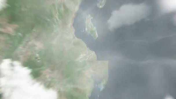 地球は宇宙からタンザニアのダルエスサラームまでズームします 雲と大気を通して宇宙にズームアウトする サテライトビュー トラベルイントロ — ストック動画
