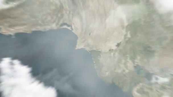 地球在艺术委员会转盘中从太空放大到卡拉奇 然后通过云层和大气变焦进入太空 卫星视图 旅行介绍 — 图库视频影像