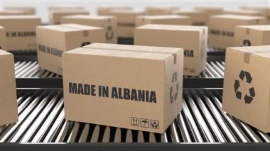 Arnavutluk 'ta üretilmiş karton kutular sürat konveyörüyle ilgili metin halinde. Fabrika üretim hattı deposu. Üretim ihracat ya da teslimat konsepti. 3D canlandırma animasyonu. Kusursuz döngü