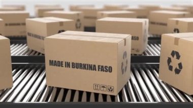 Burkina Faso yapımı karton kutular paten taşıyıcı üzerinde metin. Fabrika üretim hattı deposu. Üretim ihracat ya da teslimat konsepti. 3D canlandırma animasyonu. Kusursuz döngü