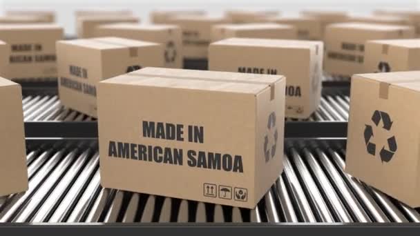 ローラーのコンベヤーのアメリカのサモアのテキストで作られるボール紙箱 工場生産ライン倉庫 輸出または配送のコンセプトを製造する 3Dレンダリングアニメーション シームレスループ — ストック動画