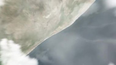 Dünya uzaydan Mogadişu 'ya, Meçhul Asker' in Mezarı 'ndaki Somali' ye yakınlaşacak. Arkasından bulutlar ve atmosferden uzaya zum geliyor. Uydu görüntüsü. Seyahat girişi
