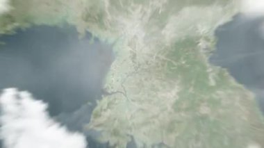 Dünya, Kim Il Sung Meydanı 'ndaki Pyongyang, Kuzey Kore' ye yakınlaşacak. Arkasından bulutlar ve atmosferden uzaya zum geliyor. Uydu görüntüsü. Seyahat girişi