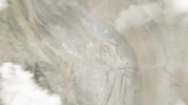 Dünya, Kral Abdullah Parkı 'ndaki Suudi Arabistan' ın Riyad şehrine uzanıyor. Arkasından bulutlar ve atmosferden uzaya zum geliyor. Uydu görüntüsü. Seyahat girişi