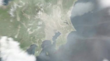 Dünya uzaydan Tokyo 'ya, Japonya Senso-ji' ye yakınlaşır. Arkasından bulutlar ve atmosferden uzaya zum geliyor. Uydu görüntüsü. Seyahat girişi
