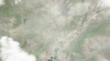 Dünya, Meskel Meydanı 'ndaki Etiyopya' dan Addis Ababa 'ya yakınlaşır. Arkasından bulutlar ve atmosferden uzaya zum geliyor. Uydu görüntüsü. Seyahat girişi