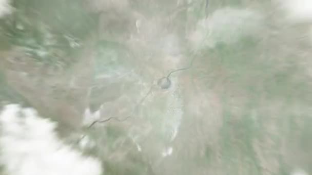 地球从太空放大到金沙萨 刚果在独立广场 然后通过云层和大气变焦进入太空 卫星视图 旅行介绍 — 图库视频影像